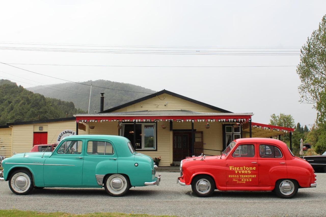 Blackball'S Inn & 08 Cafe Exterior photo